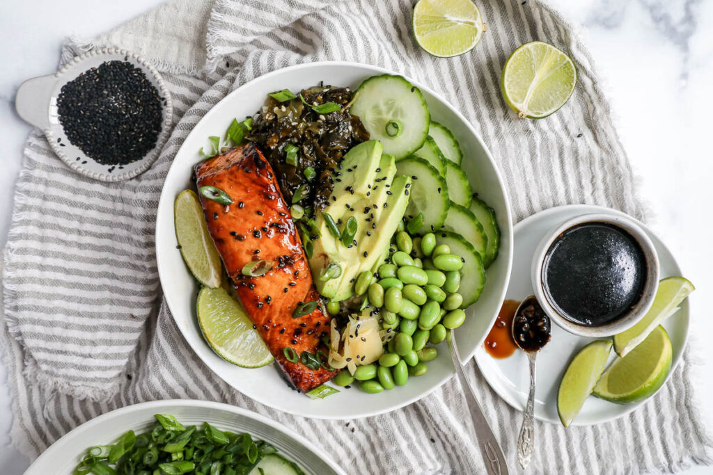 Azjatycki bowl z fasolą edamame i łososiem - wyjątkowa miska pełna energii i umami 3 Teriyaki Salmon Bowls 12 Azjatycki bowl z fasolą edamame i łososiem - wyjątkowa miska pełna energii i umami